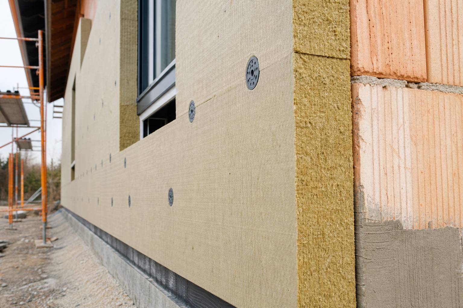 Matériau isolant posé sur mur lors d'un chantier de rénovation