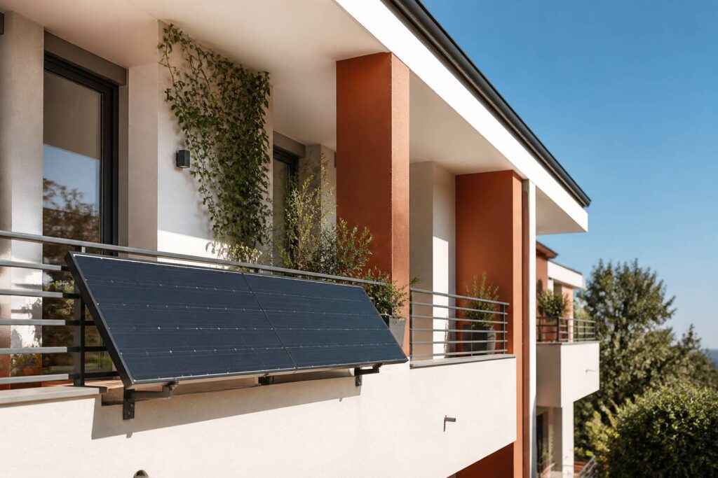 Panneau solaire installé sur la rambarde d'un balcon ensoleillé