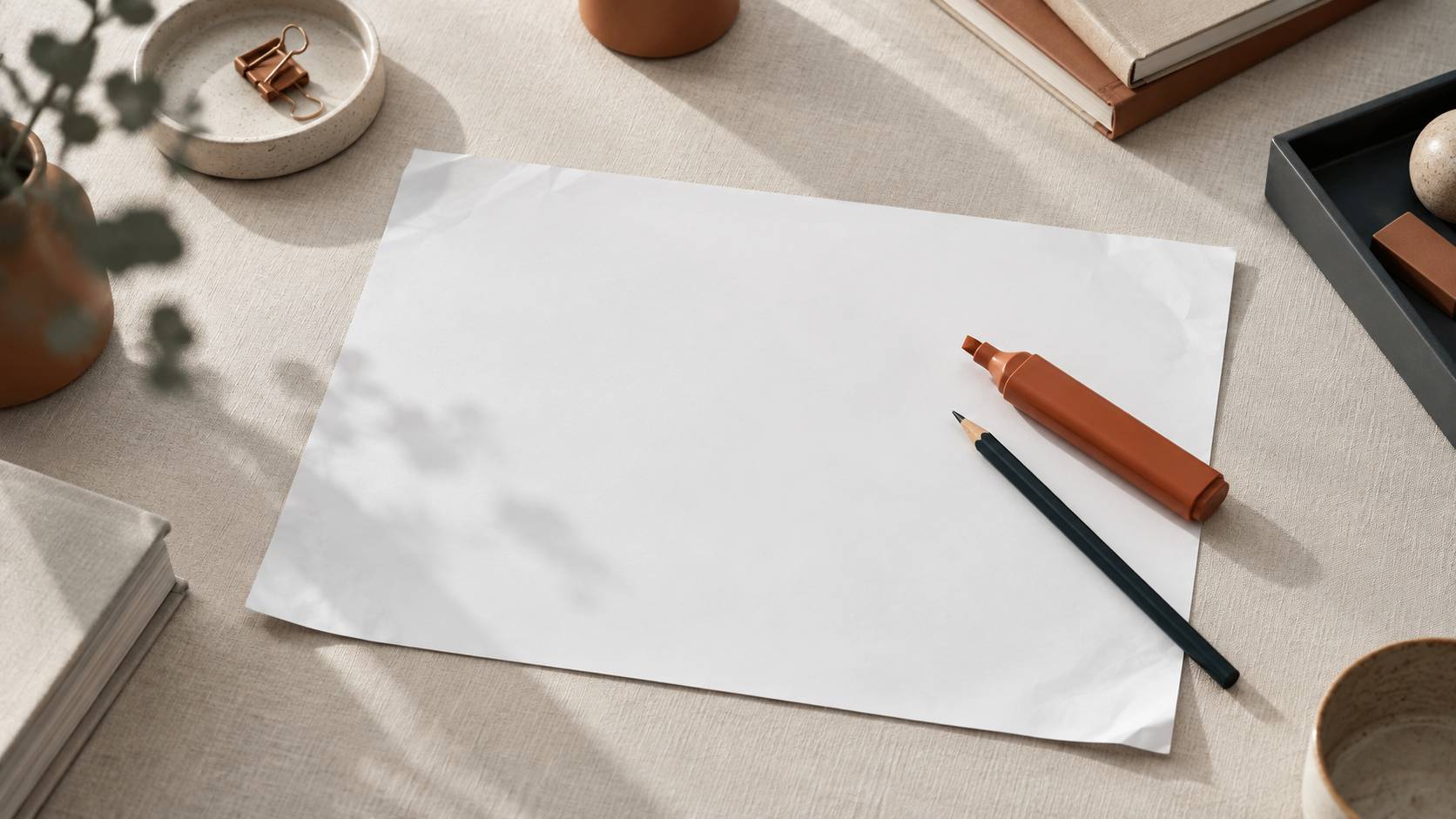Surligneur et crayon poses sur une feuille vierge